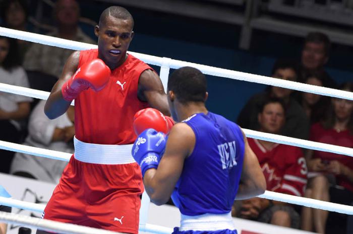 El cubano Julio César La Cruz, vencedor  ante el venezolano Albert Ramírez, en la final de la división de los 81 kilogramos del boxeo.
