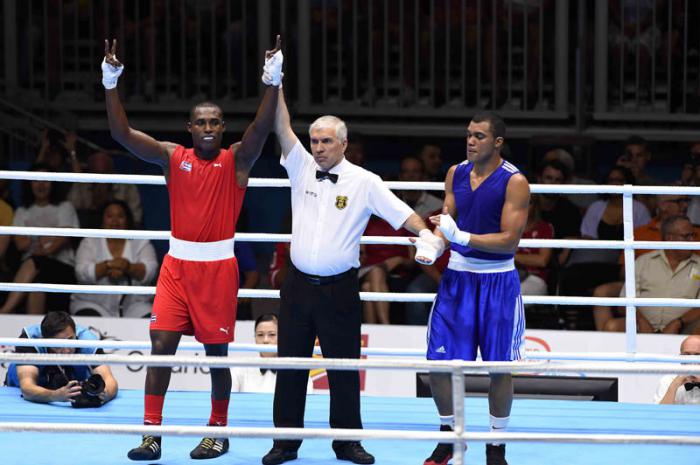 El cubano Julio César La Cruz, vencedor  ante el venezolano Albert Ramírez, en la final de la división de los 81 kilogramos del boxeo.
