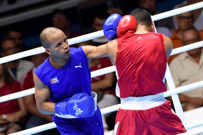 El cubano Roniel Iglesias derrotado ante el venezolano Gabriel Maestre, en la final  de la división de los  69 kilogramos del boxeo.