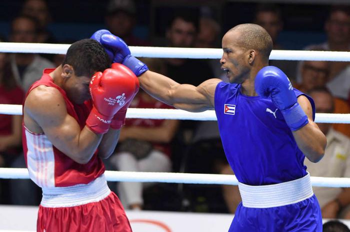 El cubano Roniel Iglesias derrotado ante el venezolano Gabriel Maestre, en la final  de la división de los  69 kilogramos del boxeo.