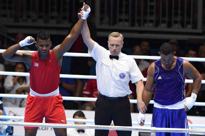 El cubano Lenier Peró ganador de la medalla de oro al derrotar al venezolano Edgar Muñoz, en la final  de la división de más de 91 kilogramos del boxeo.