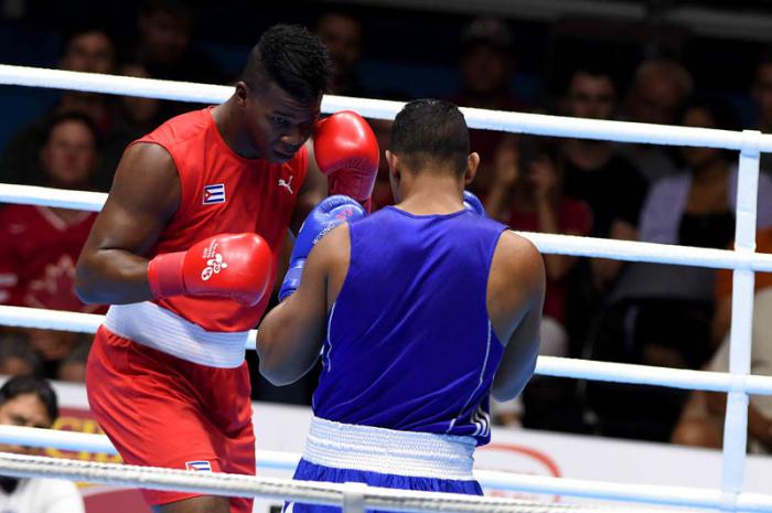 El cubano Lenier Peró ganador de la medalla de oro al derrotar al venezolano Edgar Muñoz, en la final  de la división de más de 91 kilogramos del boxeo.