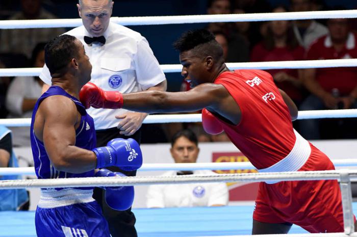 El cubano Lenier Peró ganador de la medalla de oro al derrotar al venezolano Edgar Muñoz, en la final  de la división de más de 91 kilogramos del boxeo.