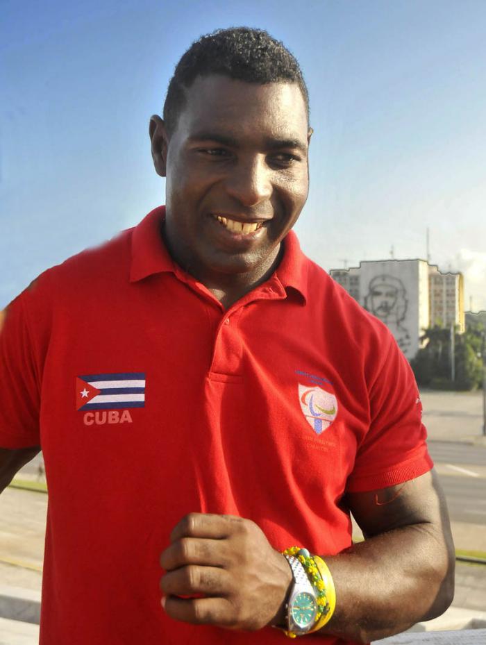 Acto de Abanderamiento a la delegación cubana que participará en los V Juegos Parapanamericanos, Toronto 2015, el cual fue presidido por el Presidente del INDER Antonio Becali y otros dirigentes del organismo.
Entrevista a Yerdan Fonseca.