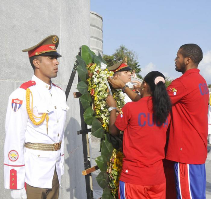 Acto de Abanderamiento a la delegación cubana que participará en los V Juegos Parapanamericanos, Toronto 2015, el cual fue presidido por el Presidente del INDER Antonio Becali y otros dirigentes del organismo.
Ofrenda Floral puesta por los atletas Omara Durand y Luis F.Gutierrez.