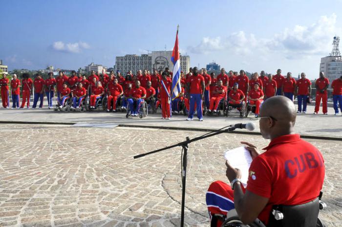 Acto de Abanderamiento a la delegación cubana que participará en los V Juegos Parapanamericanos, Toronto 2015, el cual fue presidido por el Presidente del INDER Antonio Becali y otros dirigentes del organismo.
Lectura de compromiso de los atletas  por  Lorenzo Pérez.