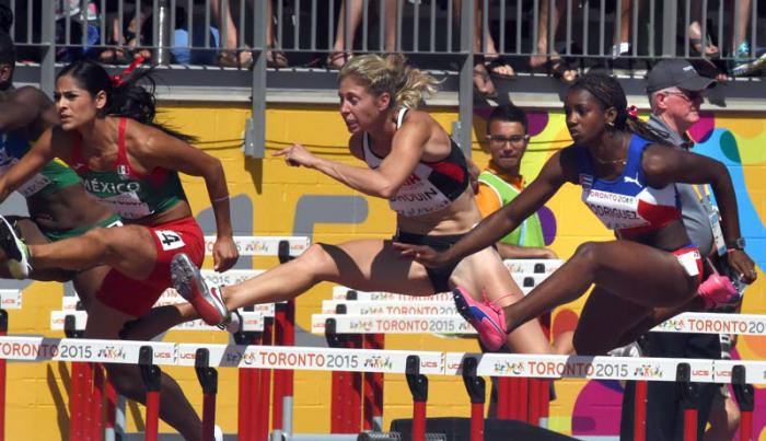 La guantanamera Yorgelis Rodríguez (derecha) dominó el heptalón, con récord para los juegos (6 332 puntos). 