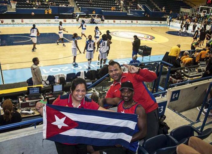 En varias instalaciones los equipos cubanos sintieron el calor de sus parciales.  