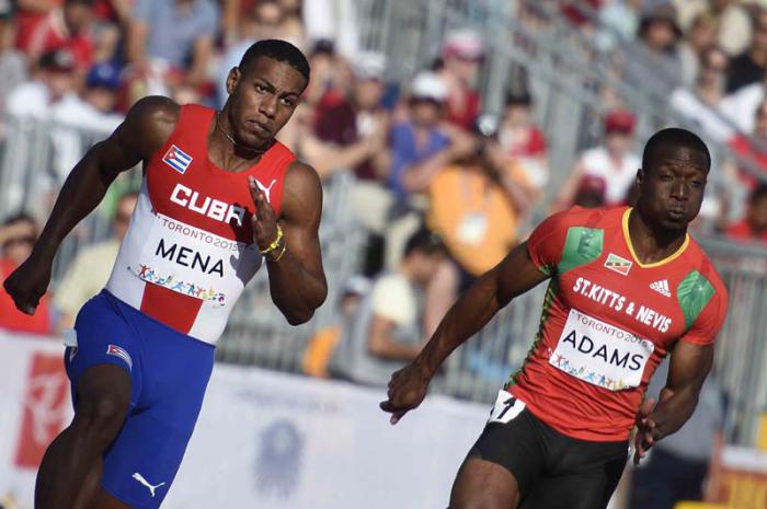 El velocista cubano Reynier Mena durante su hit eliminatorio de los 200 m de los XVII Juegos Panamericanos, en el Estadio de Atletismo Panamericano/Parapanamericano CIBC de York en  Toronto, Canadá.