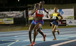 Rose Mary Almanza (con el número 815) logró el título y récord para la lid y personal en los 800 metros en el Grand Prix de Ponce, Puerto Rico.