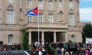 Bandera cubana Izada en Embajada en Washington