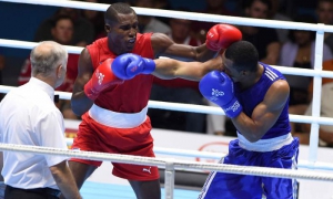 El cubano Julio César La Cruz, vencedor  ante el venezolano Albert Ramírez, en la final de la división de los 81 kilogramos del boxeo.