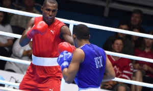 El cubano Julio César La Cruz, vencedor  ante el venezolano Albert Ramírez, en la final de la división de los 81 kilogramos del boxeo.