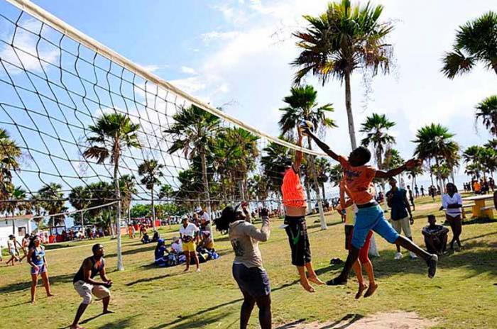 Vacacionistas jugando voleibol como parte de las actividades del verano en la playa Bibijagua, ubicada a 8 kilómetros de Nueva Gerona, en el municipio Especial Isla de la Juventud, Cuba. 6 de agosto de 2014.