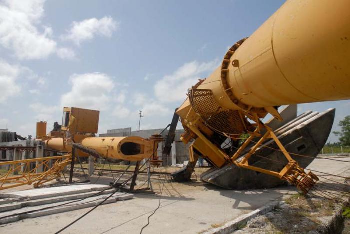 La fuerza  de los vientos derribó dos grúas viajeras en la planta de elementos prefabricados del Micons. 