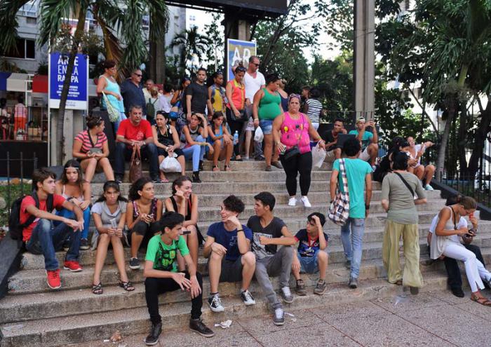 Jovens Cubanos  Ave 23 Vedado Pabellòn Cuba