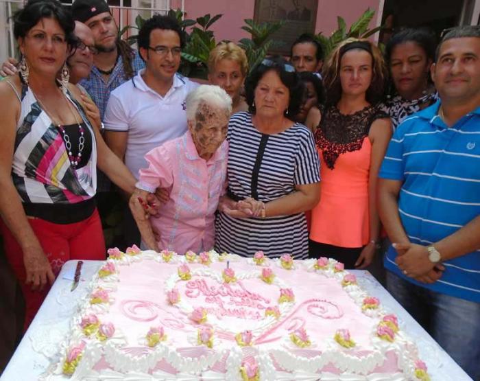 Agradecida y emocionada, la madre de Luis y Sergio Saíz Montes de Oca, se sintió feliz con el agasajo.