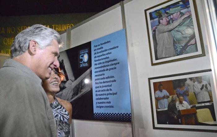 Exposición Colectiva por el Aniversario 50 del Periódico Juventud Rebelde. Miguel Díaz Canel Bermudez miembro del Buró Político del Comité Central del Partido y Comunista de Cuba, Primer vicepresidente de los Consejos de Estado y de Ministros) y Marina Menendez (Directora del Periódico Juventud Rebelde)