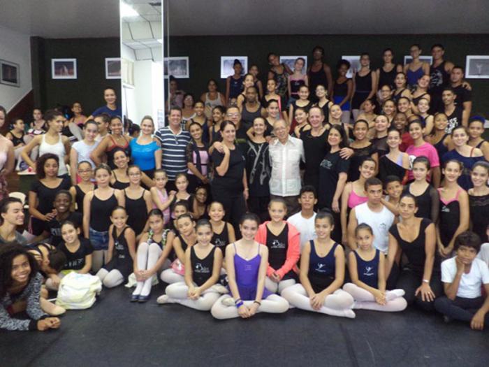 Miguel Cabrera al centro junto a los alumnos del Taller.
