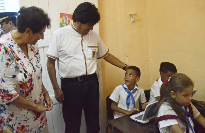 Donación de objetos escolares del Presidente de la República de Bolivia, Evo Morales. Escuela: Estado plurinacional de Bolivia en Centro Habana. Ena Elsa Velazquez (Ministra de Educación de Cuba)