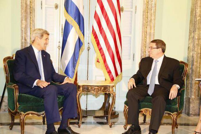 Recibe canciller cubano a John Kerry