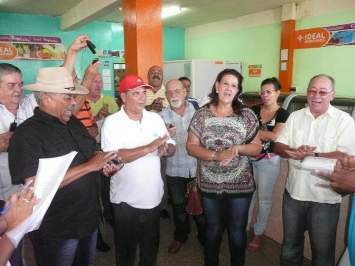 La felicitación a Fidel en su cumpleaños coreada a inicios del recorrido en el mercado ideal Marvy