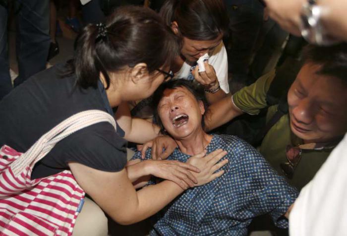 Familiares lloran a los fallecidos del segundo incidente aéreo en poco más de mes y medio en Indonesia. 