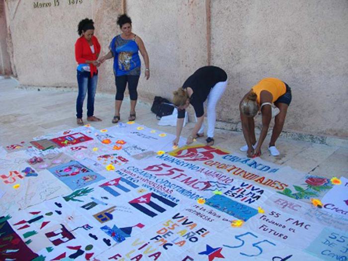 La manta 55 Aniversario de la FMC, fue confeccionada con obras provenientes de todos los municipios.