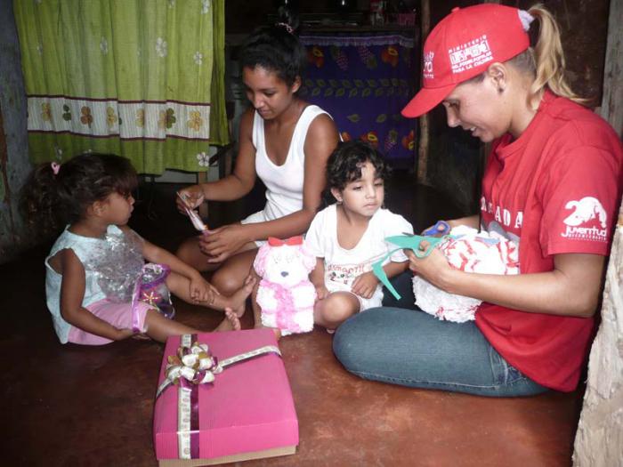 La promotora cultural Noreivys Argüelles, promueve la confección de manualidades con una familia pobre residente en Las Cañadas, una zona de extrema pobreza en el estado venezolano de Carabobo.