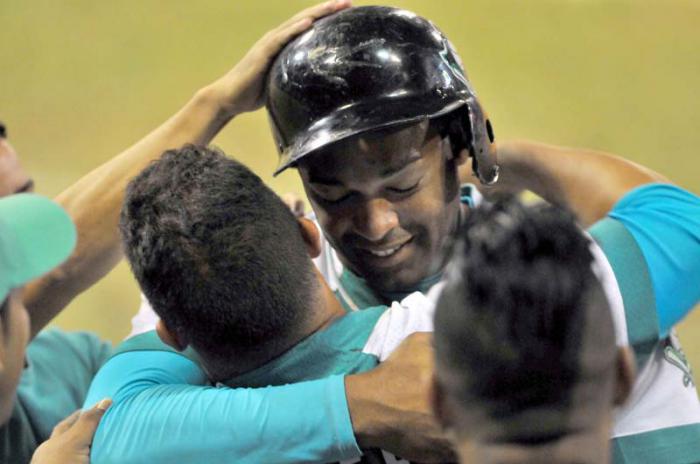 Beisbol.Semi F MTZ vs Isla Rigoberto Gomez da el hit q decide el partido