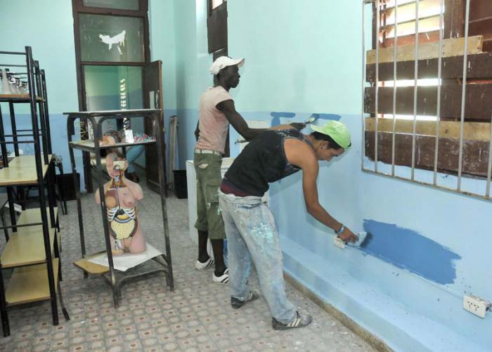 Recorrido realizado con la Primera Secretaria del PCC en La Habana Mercedes López Acea Al Preuniversitario Tomas David Royo Valdés, junto a otros funcionarios del partido y Ministerio de Educación. Con vista al comienzo del nuevo curso ecolar.
Laboratorio.