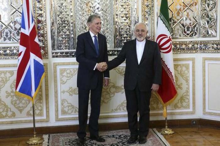 Philip Hammond junto al canciller iraní Mohammad Javad Zarif 
