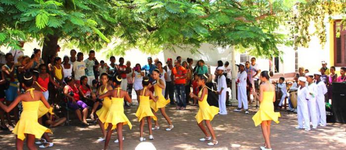 Los niños trinitarios cantaron y bailaron al ritmo de la rumba.