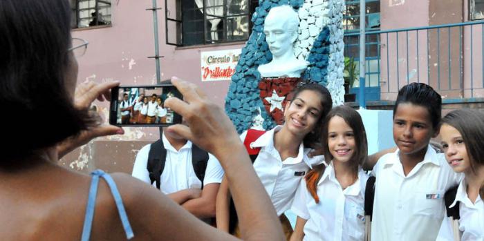Inicio del curso escolar en la Secundaria Básica Cesar Escalante Dellundé.(foto Jorge Luis Gonzàlez) 1-9-15 ESBU00N9