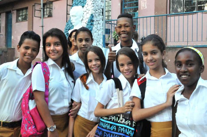 Inicio del curso escolar en la Secundaria Básica Cesar Escalante Dellundé.(foto Jorge Luis Gonzàlez) 1-9-15 ESBU02N9