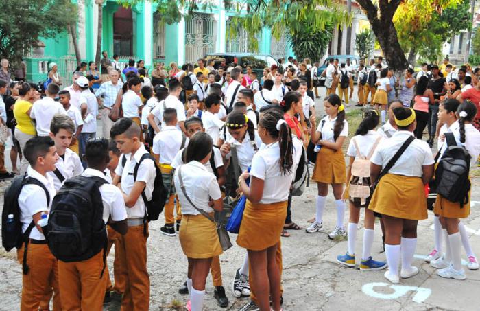 Inicio del curso escolar en la Secundaria Básica Cesar Escalante Dellundé.(foto Jorge Luis Gonzàlez) 1-9-15 ESBU21N9