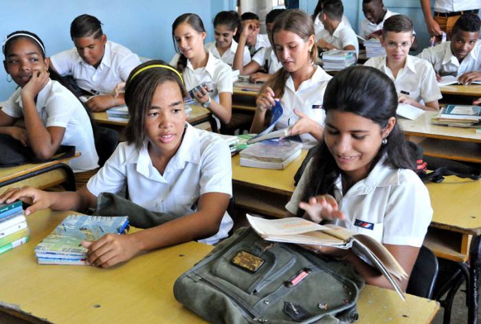 Inicio del curso escolar en la Secundaria Básica Cesar Escalante Dellundé.(foto Jorge Luis Gonzàlez) 1-9-15 ESBU30N9