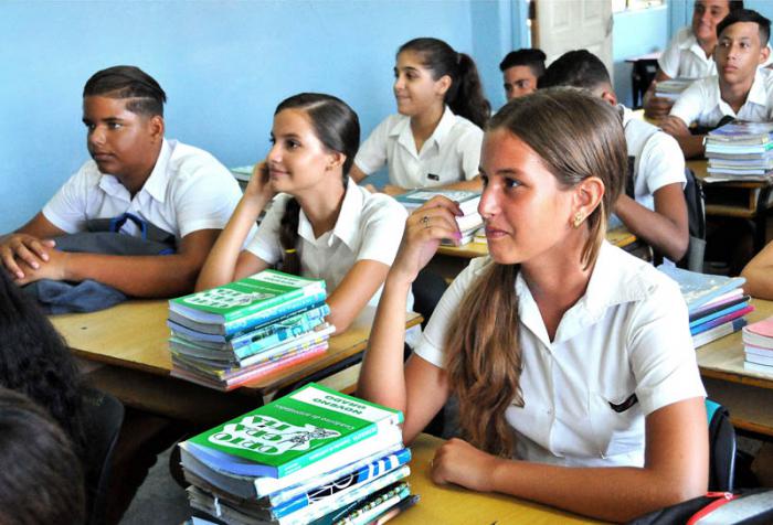 Inicio del curso escolar en la Secundaria Básica Cesar Escalante Dellundé.(foto Jorge Luis Gonzàlez) 1-9-15 ESBU31N9