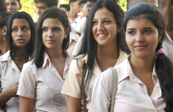 Inicio del curso escolar 2015-16. Politécnico Osvaldo Herrera de Plaza Rev.
Desde temprano en la mañana los alumnos se movilizan para sus escuelas.