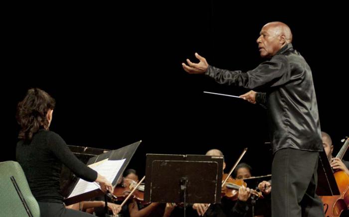 Clausura de la Jornada Maceísta, En la foto el maestro Roberto Valera dirige la Orquesta Sinfónica.