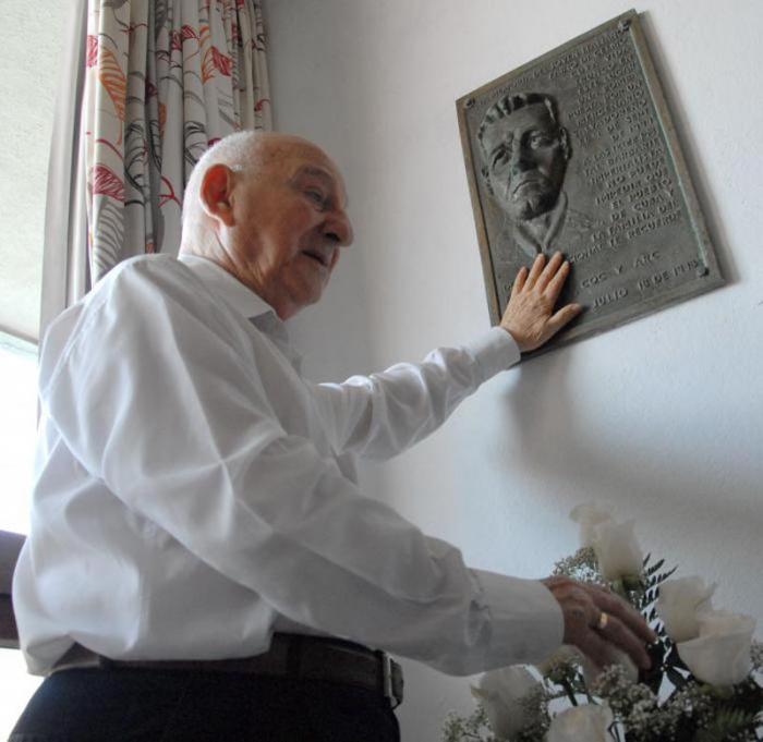 Giustino di Celmo en el 15 aniversario del asesinato de su hijo Fabio, tras atentado terrorista en La Habana, organizado por Luis Posada Carriles.