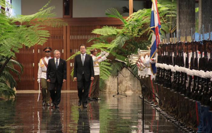Raúl Castro Ruz, presidente de los Consejos de Estado y de Ministros recibe al Sr Juan Carlos Varela, presidente de la República de Panamá.