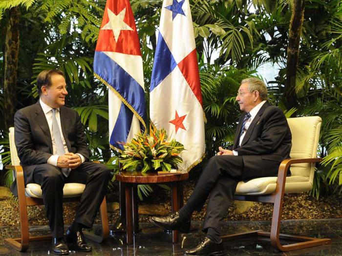 El presidente cubano Raúl Castro conversa con su homólogo panameño, Juan Carlos Varela.