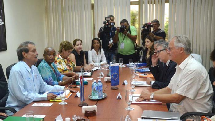 Conversaciones Cuba-Unión Europea. La delegación cubana (izq) presidida por el viceministro de Relaciones Exteriores Abelardo Moreno, mientras la comitiva de la UE (der) esta encabezada por el director para las Américas del Servicio Europeo de Acción Exterior, Christian Leffler.