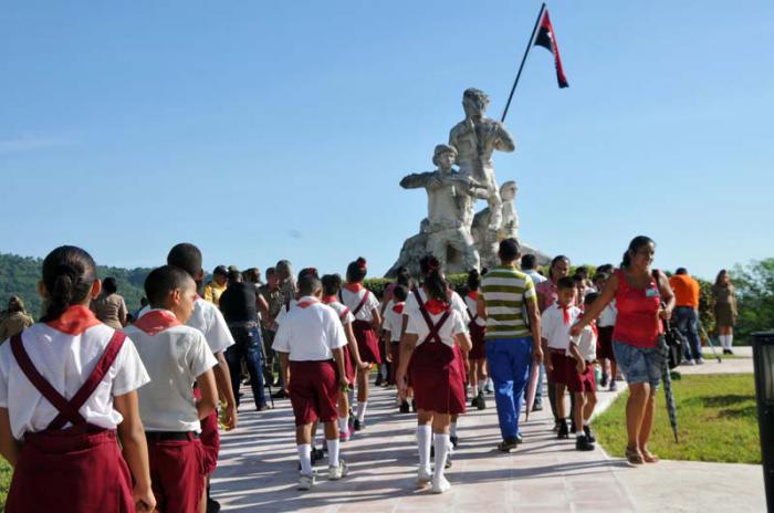 Estudiantes, combatientes, trabajadores y vecinos del municipio Tercer Frente rindieron tributo al Comandante de la Revolución Juan Almeida Bosque. 