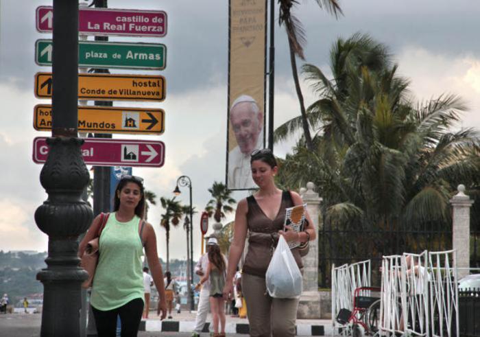 Preparativos para la visita del Papa Francisco. Avenida del Puerto.