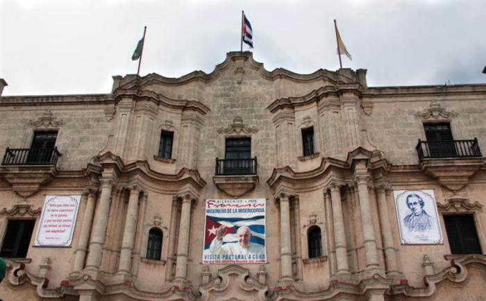 Preparativos para la visita del Papa Francisco. Centro Cultural Félix Varela.