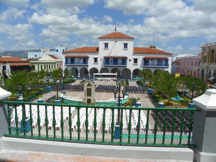 Vista del Ayuntamiento de Santiago de Cuba desde la Catedral, desde donde se dirigirá el papa Francisco al pueblo santiaguero. todo listo para la visita de Su Santidad