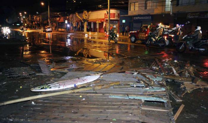 Vallas caídas en Valparaíso tras el tsunami provocado por el terremoto. 