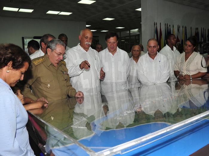 Raúl y Juan Carlos Varela visitaron la Escuela Latinoamericana de Medicina, proyecto del cual han egresado 26 758 jóvenes de 90 naciones.